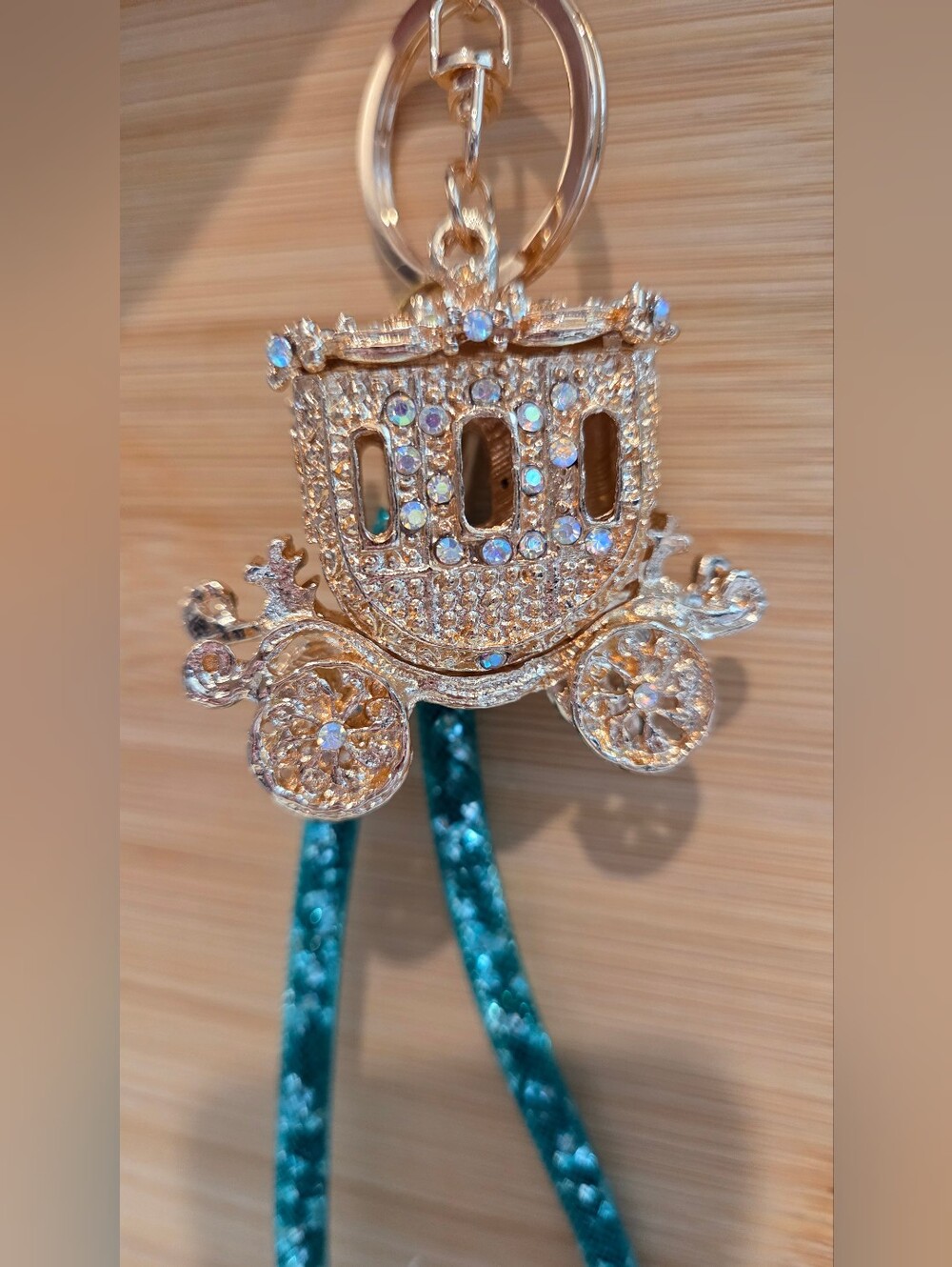✨ Luxury Rhinestone Cinderella Carriage Bag Charm & Keychain ✨ - Picture 3 of 16